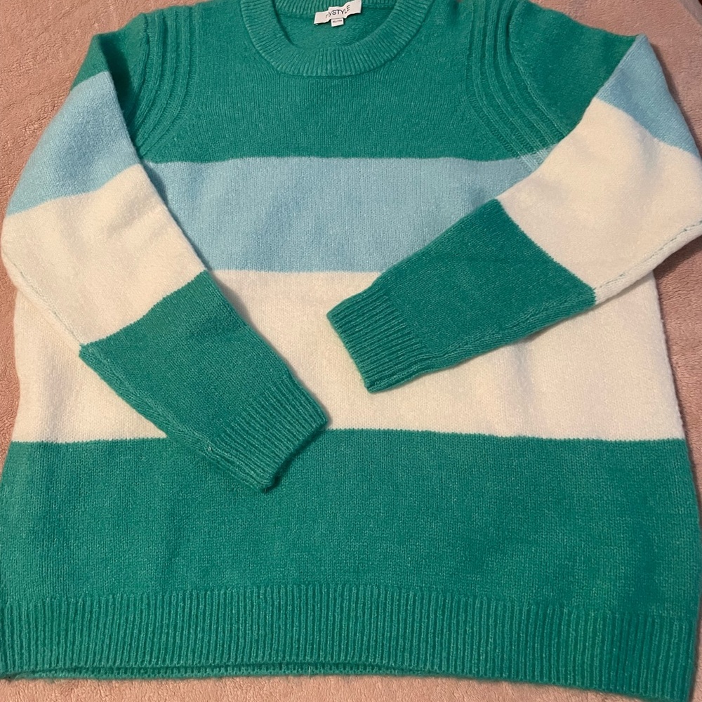 Cozy Green and White Crewneck Sweater with Bold Color Blocks
